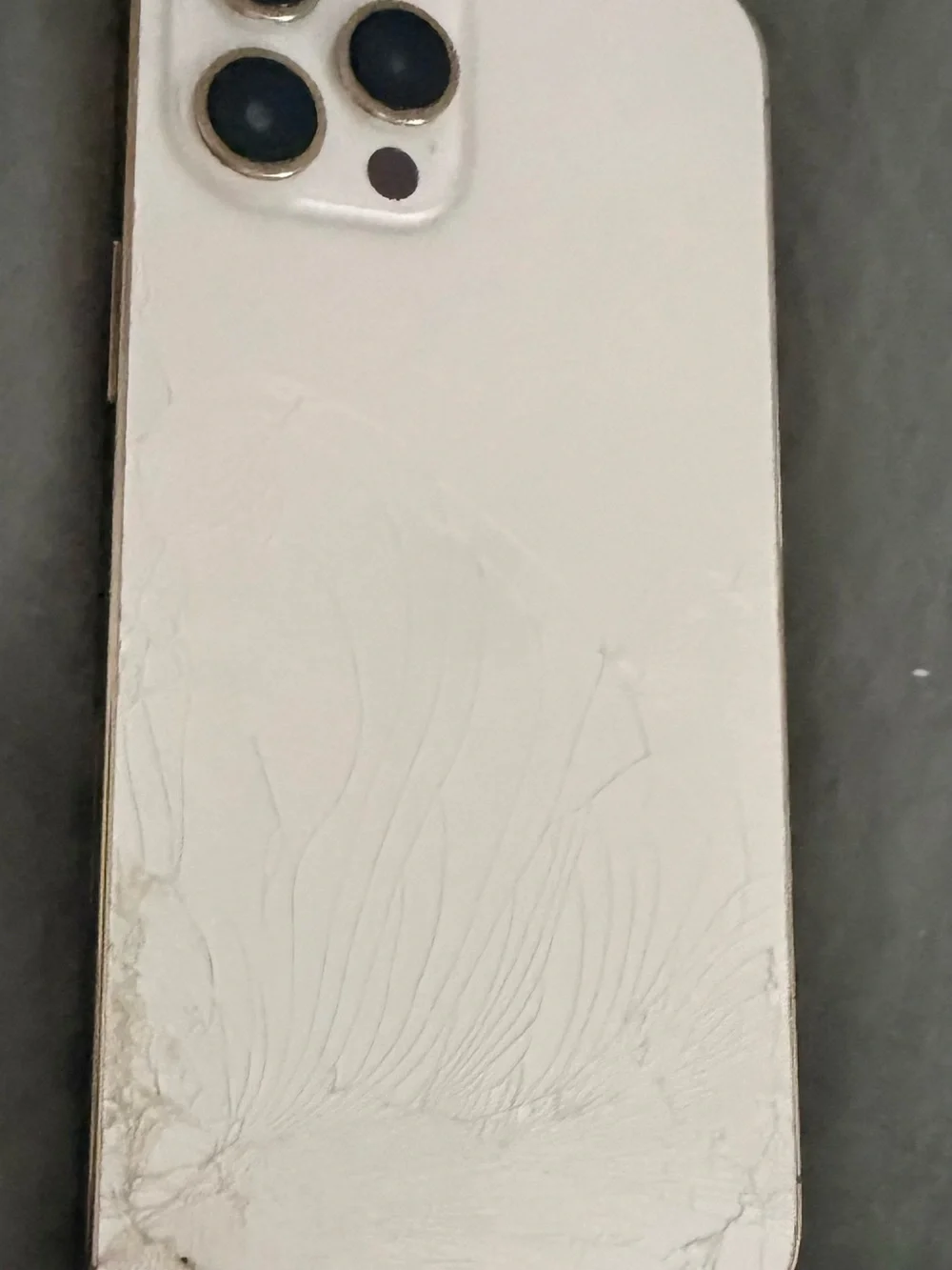 Smartphone with gold and black Panel and Triple Camera not working